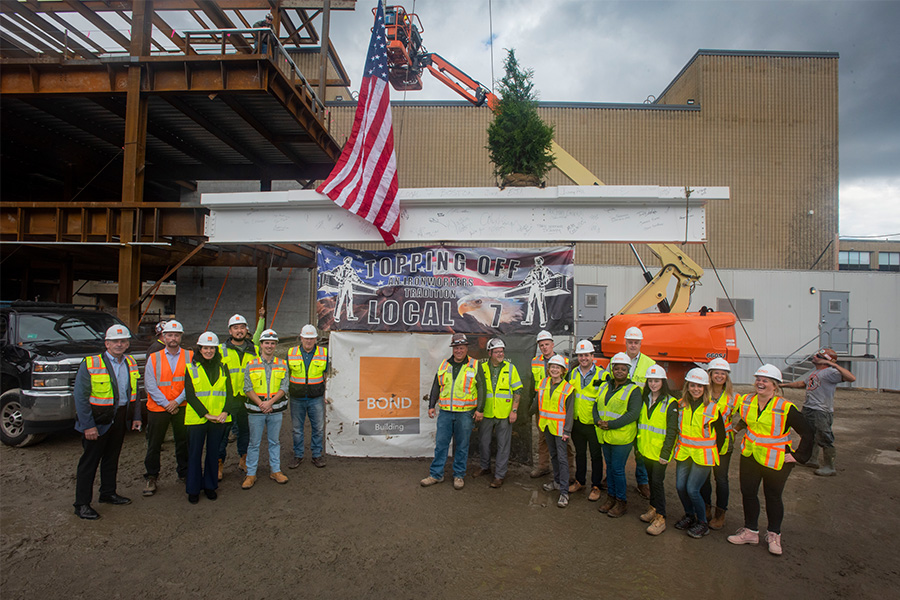 Bond construction in front of the final building beam